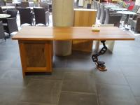 Schreibtisch mit Kette als Bein