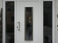 Haustür weiß mit Lichtausschnitt und zwei Glas-Seitenteilen