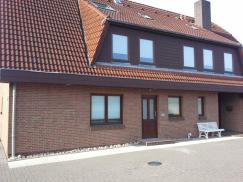 Hausansicht Fenster und Haustür mit zwei Lichtausschnitten in braun