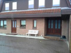 Hausansicht Haus- und Nebeneingangstür in braun