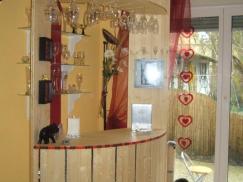 Kleine Bar aus Holz Ansicht von links