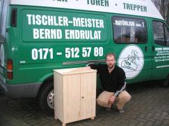 Puppenschrank vor Transporter mit Werbung 