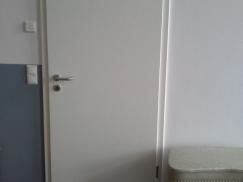 Innentür in weiß mit Hocker rechts