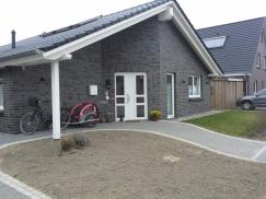 Hausansicht Haustür weiß mit drei Lichtausschnitten und Seitenteil mit drei Lichtausschnitten