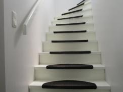 Treppe weiß mit schwarzen Anti-Rutsch-Matten