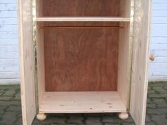 Puppenschrank geöffnet