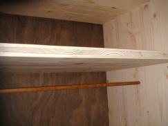 Puppenschrank mit Fach und Kleiderstange