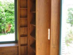 Regalwand mit Fensterausschnitt und Ausschnitt für Terrassentür
