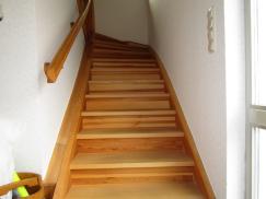 Holztreppe gewendelt Ansicht von unten mit Holzeimer