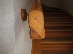 Nahaufnahme Geländer der gewendelten Holztreppe