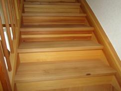 Nahansicht Holztreppe mit Holzgeländer