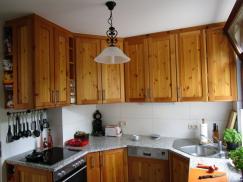 Hängeschränke in der Holzküche