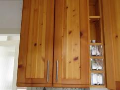 Hängeschrank mit Türen und Fächern