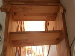 Nahansicht steile Holztreppe mit Holzgeländer 