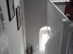 Weiße Treppe mit weißem Geländer