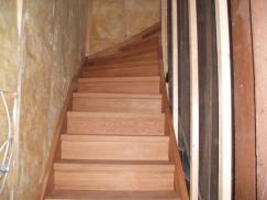 Holztreppe bei Rohbau