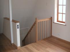 Holztreppe mit Sicht aus oberen Stockwerk