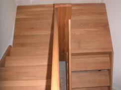 Schmale Holztreppe Ansicht von oben