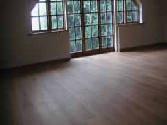 Parkettboden und Fensterfront