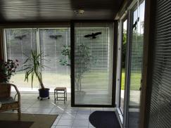 Innenansicht eingebaute Jalousien und Vogelaufkleber