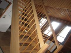 Holztreppe Ansicht links und Holzdecke