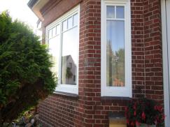 Doppelflügeliges Fenster und schmales Fenster um die Ecke in weiß