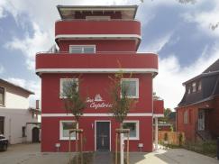 Hausansicht Haustür blau mit horizontalem Griff und zwei Glas-Seitenteilen