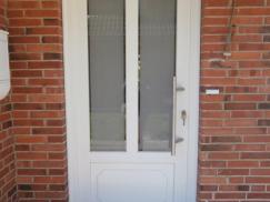 Haustür weiß mit zwei vertikalen Lichtausschnitten aus Milchglas