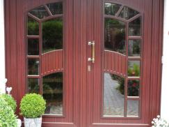 Doppelflügelige Haustür in braun mit Lichtausschnitten