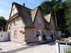 Hausansicht Haustür weiß mit Lichtausschnitten und Rundbogen mit Lichtausschnitten