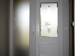 Haustür mit großem Lichtausschnitt und Seitenteil mit Milchglas und Verzierung