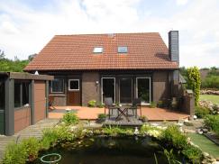 Einfamilienhaus mit Balkontür mit Insektenschutz