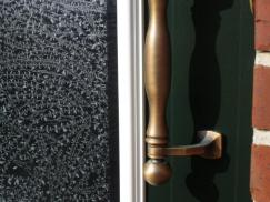 Haustürgarnitur bei grün-weißer Haustür mit Lichtausschnitt