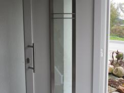 Haustür mit großem Lichtausschnitt und zwei Glas-Seitenteilen offen
