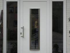 Haustür außen mit großem Lichtausschnitt und zwei Glas-Seitenteilen