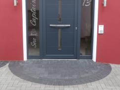 Haustür blau mit horizontalem Griff und zwei Glas-Seitenteilen