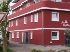 Hausansicht Haustür blau mit horizontalem Griff und zwei Glas-Seitenteilen