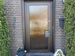 Alte Glas-Haustür mit braunem Rahmen