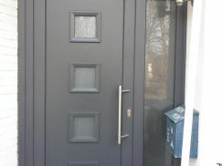 Haustür in anthrazit mit vier Milchglas-Lichtausschnitten und Milchglas-Seitenteil