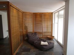 Gestellte Wand mit Holzfensterelementen aus Eukalyptus