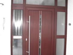 Haustür braun mit schmalem Lichtausschnitt und zwei Glas-Seitenteilen und drei Glasteile oberhalb