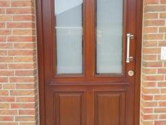 Haustür braun mit zwei Ausschnitten und zwei Milchglas-Lichtausschnitten