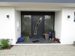 Haustür in anthrazit mit Lichtausschnitt und zwei breiten Lichtausschnitten aus Milchglas