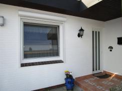 Hausansicht Haustür weiß mit drei vertikalen Lichtausschnitten schmal