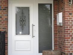 Haustür weiß mit Milchglas-Ausschnitt mit Verzierung und Seitenteil aus Milchglas