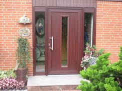 Haustür braun mit Lichtausschnitt und zwei Glas-Seitenteilen