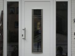 Haustür weiß mit Lichtausschnitt und zwei Glas-Seitenteilen
