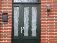 Haustür schwarz mit zwei Milchglas-Lichtausschnitten und Seitenteil mit Lichtausschnitt