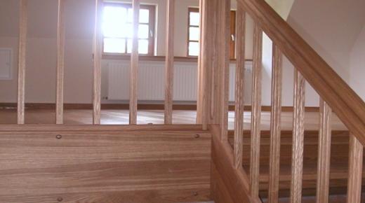 Holztreppe und Sicht ins obere Stockwerk