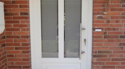 Haustür weiß mit zwei vertikalen Lichtausschnitten aus Milchglas